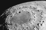 科学家在月球陨石坑下发现大量神秘物质